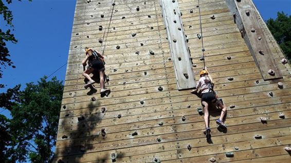 Leerlingen klimmen in Erperheide - Bocholt