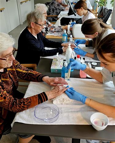 Leerlingen verwennen bejaarden - Peer