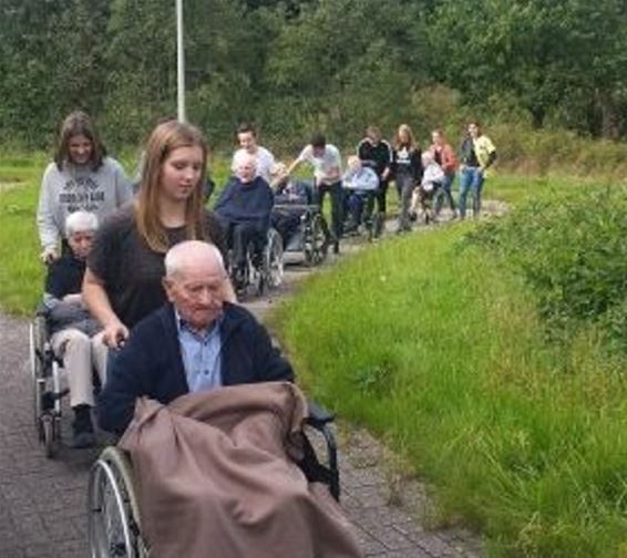 Leerlingen wandelen met bewoners WZC - Peer