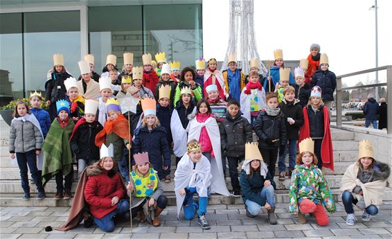 Leerlingen zingen 'driekoningen' in Kapittelhof - Lommel