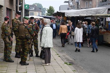 Leger oefent op de markt in Paal - Beringen