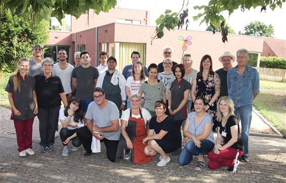 Lekkere barbecue in WZC Prinsenhof - Beringen