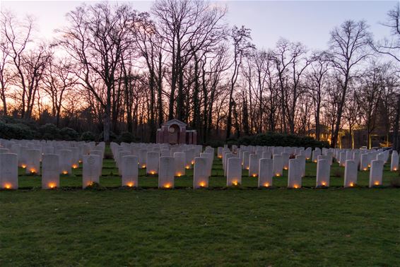 Lichtjes op oorlogsgraven - Leopoldsburg