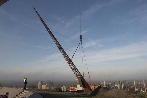 Lichtmast op terril vlot geplaatst - Beringen