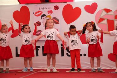 Liefde is... samen naar het schoolfeest gaan - Beringen