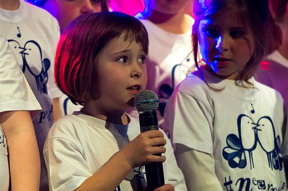 Liene zong solo op het Muziekfestival - Peer