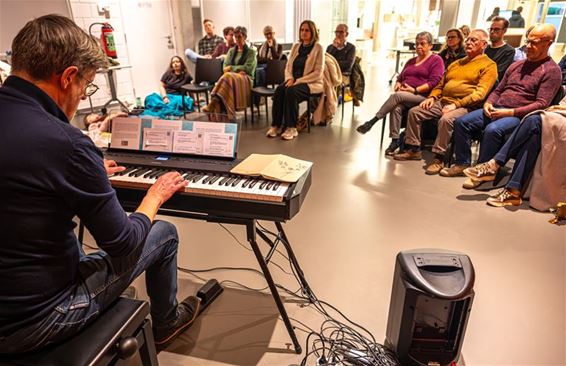 Liggend of zittend luisteren naar muziek en poëzie - Beringen