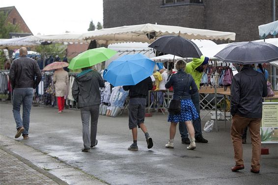 Lindel markt in de regen - Overpelt