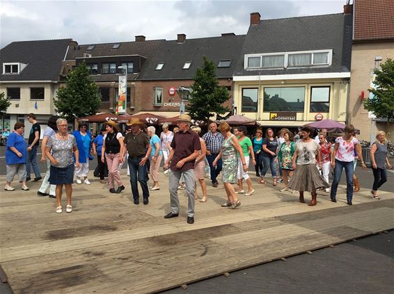 Line dance op de Oude Markt - Overpelt
