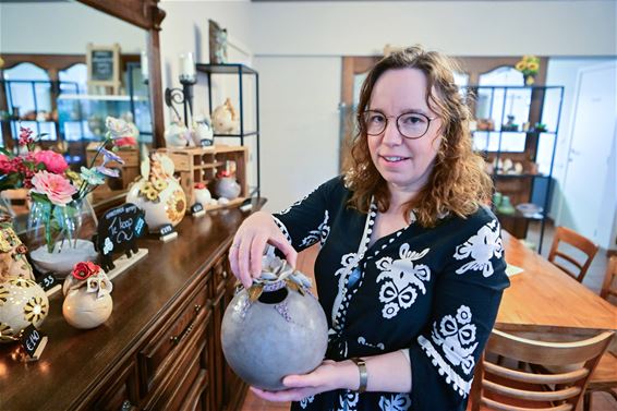 Linzi Convens maakt unieke urnen 'From the heart' - Beringen