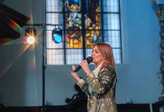 Lisa Del Bo schittert in de kerk van Beringen - Beringen