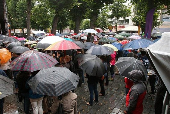 'Lommel leeft' onder de paraplu's - Lommel