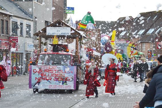 Lommelse carnavalsstoet trekt uit - Lommel