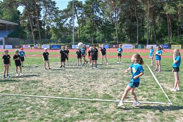 Lommelse lagere scholen sporten samen in de zon - Lommel