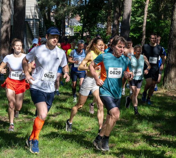 Lopers trotseren warmte in Boseindrun - Pelt