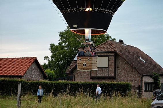 Ma, er hangt een luchtballon voor het raam - Neerpelt