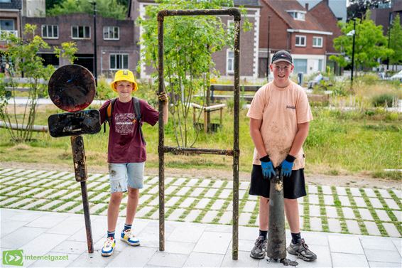 Magneetvissers halen verkeersbord en hek op - Pelt