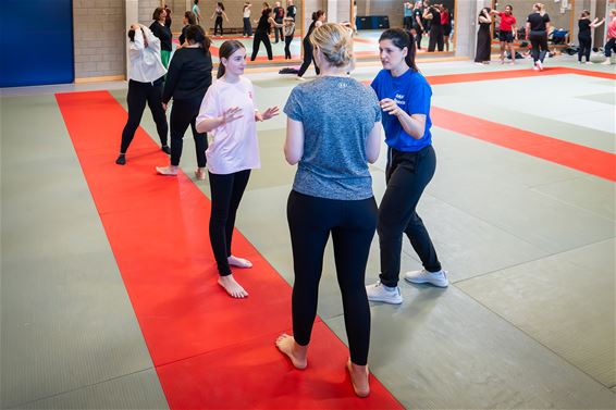 Mama’s en dochters leren zelfverdediging - Pelt