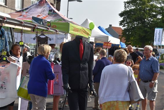 Man zonder hoofd verbaast marktgangers Beverlo - Beringen