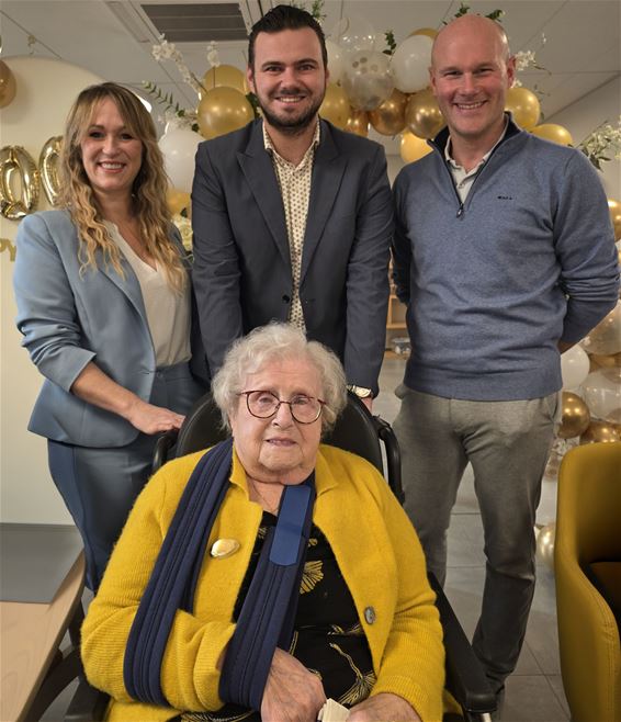 Marcelle Timmermans blaast 100 kaarsjes uit - Pelt