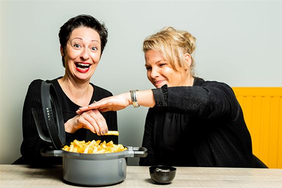 Marion en Hilde met de pot naar het frietkot - Beringen