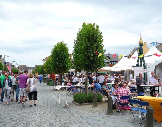 Markt voor de lekkerbekken - Peer