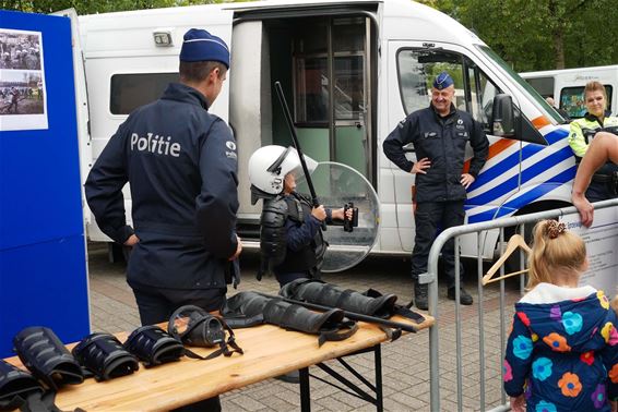 Massa volk voor opendeurdag politie - Beringen