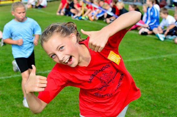 Massa volk voor scholenveldloop - Neerpelt