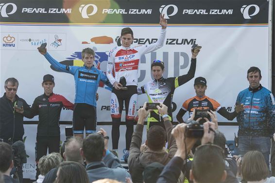 Mathieu van der Poel wint GP stad Beringen - Beringen