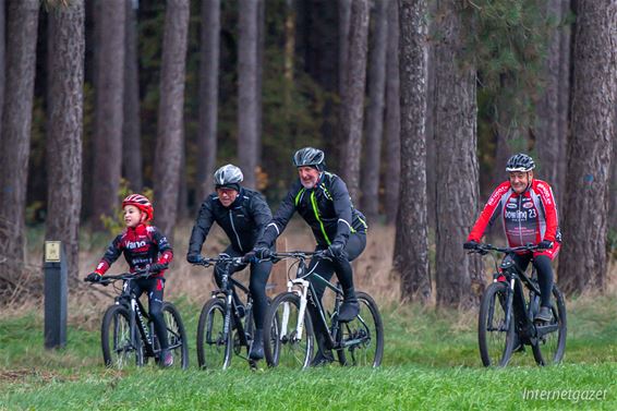 Meer dan 500 mountainbikers op 't Hent en de Kolis - Pelt