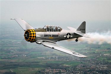 Meevliegen met T-6 Texan uit WO II - Beringen