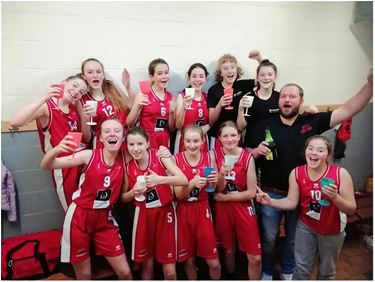 Meisjes M14A van basket Lommel kampioen - Lommel