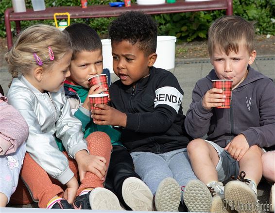 Melk drinken op de Wereldmelkdag - Pelt