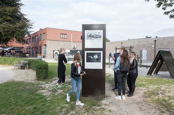 Met de klas kijken naar de foto's - Overpelt