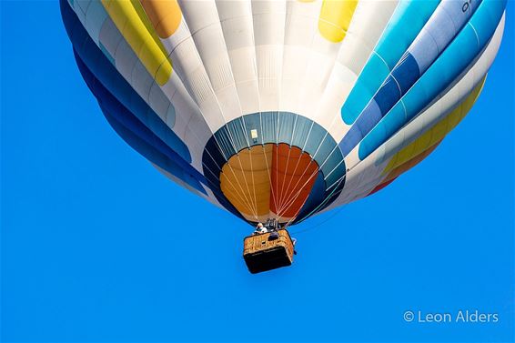 Met een mondmasker in een luchtballon - Pelt