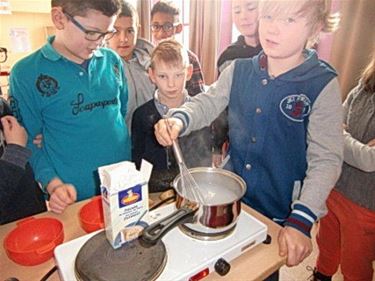 Met lijm plak je alles - Lommel