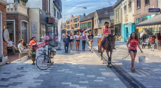 Met paard door Kerkstraat - Lommel