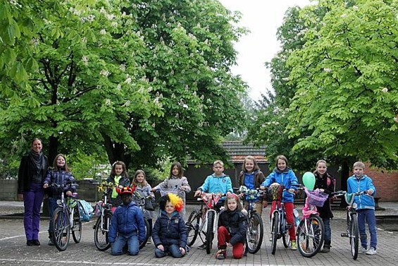 Met versierde fietsen naar school - Neerpelt