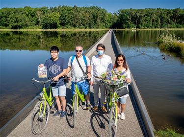 Miljoenste fietste 'door het water'