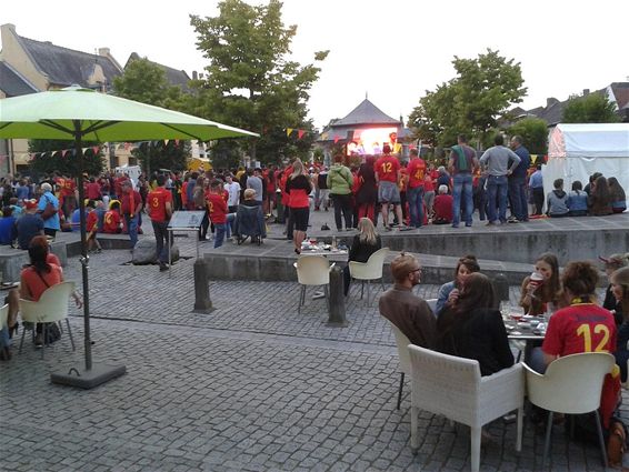 Minder volk voor het voetbal - Peer