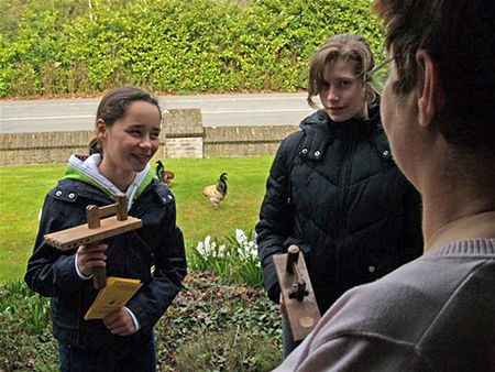 Misdienaars klepperen door Achel - Hamont-Achel