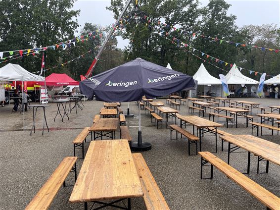 Mjnhappening in de regen - Beringen