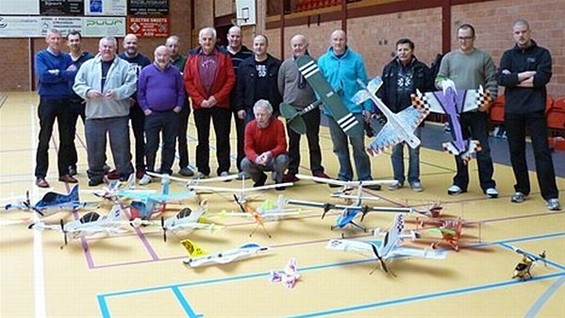 Modelvliegtuigen in het sportcentrum - Meeuwen-Gruitrode