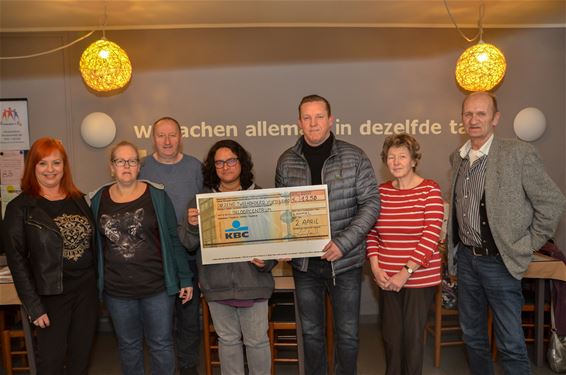 Mooie cheque voor Compagnie & Co - Lommel