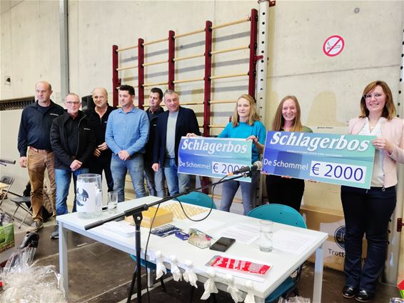 Mooie cheques van 'Schlagerbos' voor De Schommel - Lommel