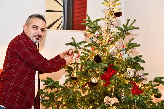 Moslims hangen symbolisch kerstbal in kerstboom - Beringen