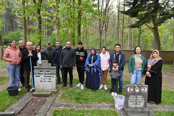 Moslims poetsen graven bij einde ramadan - Beringen