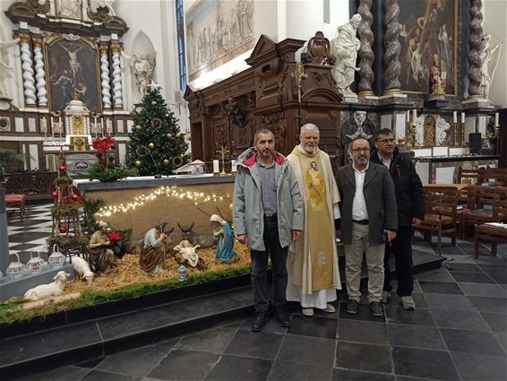Moslims vieren kerstmis mee in de kerk - Beringen