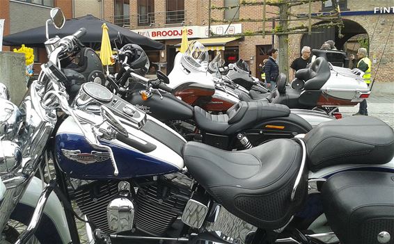 Motortreffen in stadscentrum - Peer