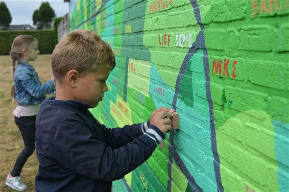 Muur 'Iedereen voornaam' ingehuldigd - Neerpelt